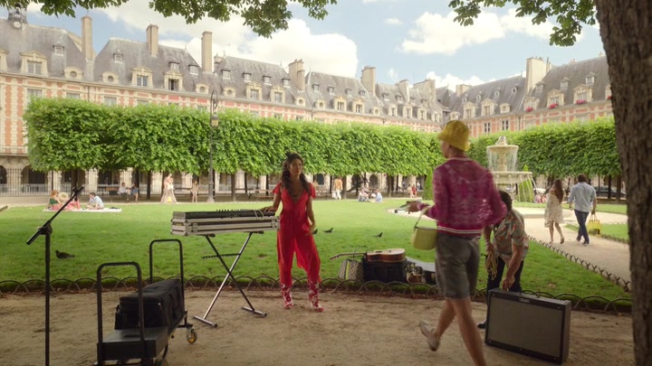 Emily_in_Paris_S02E07_WEBRip_x264-ION10_1823.jpg