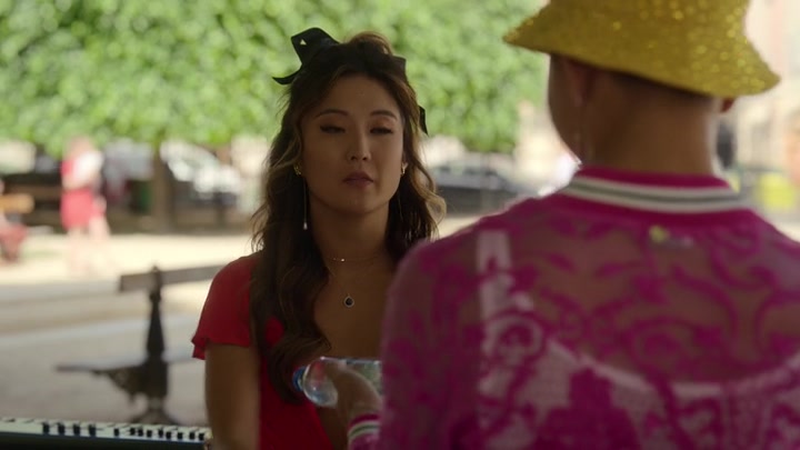 Emily_in_Paris_S02E07_WEBRip_x264-ION10_1826.jpg