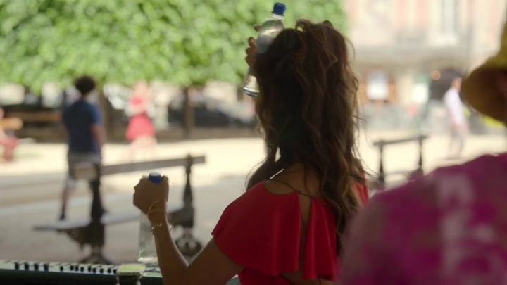 Emily_in_Paris_S02E07_WEBRip_x264-ION10_1829.jpg