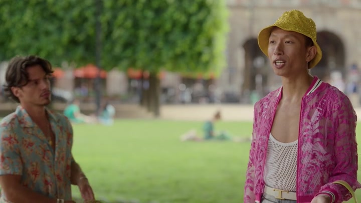 Emily_in_Paris_S02E07_WEBRip_x264-ION10_1830.jpg
