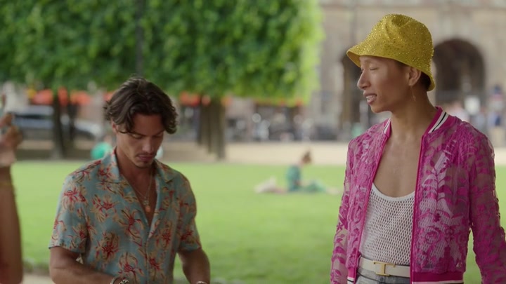 Emily_in_Paris_S02E07_WEBRip_x264-ION10_1832.jpg