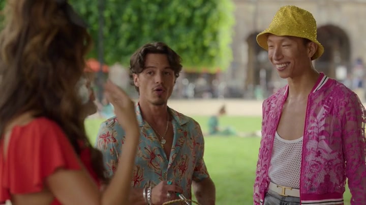 Emily_in_Paris_S02E07_WEBRip_x264-ION10_1835.jpg
