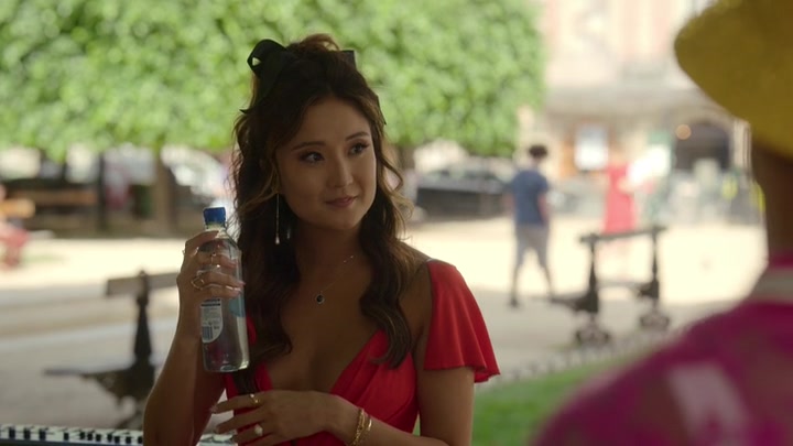 Emily_in_Paris_S02E07_WEBRip_x264-ION10_1837.jpg