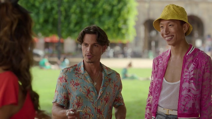 Emily_in_Paris_S02E07_WEBRip_x264-ION10_1838.jpg