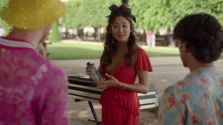Emily_in_Paris_S02E07_WEBRip_x264-ION10_1841.jpg