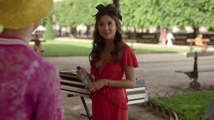 Emily_in_Paris_S02E07_WEBRip_x264-ION10_1848.jpg