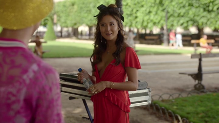 Emily_in_Paris_S02E07_WEBRip_x264-ION10_1849.jpg