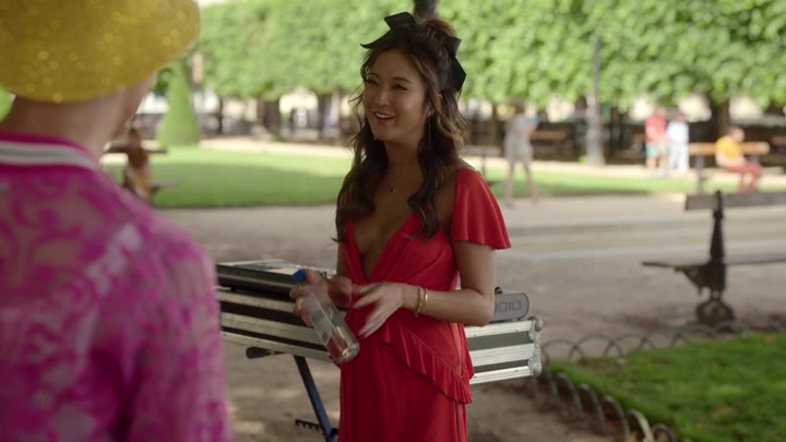 Emily_in_Paris_S02E07_WEBRip_x264-ION10_1851.jpg
