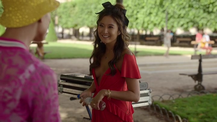 Emily_in_Paris_S02E07_WEBRip_x264-ION10_1854.jpg