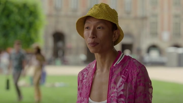 Emily_in_Paris_S02E07_WEBRip_x264-ION10_1855.jpg