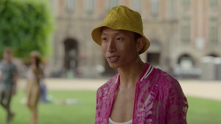 Emily_in_Paris_S02E07_WEBRip_x264-ION10_1856.jpg