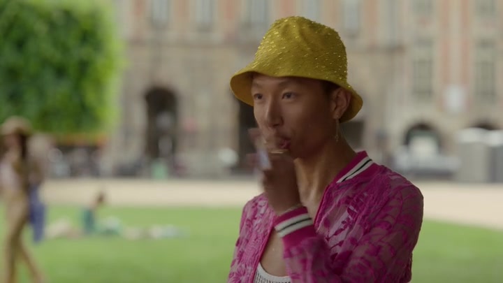 Emily_in_Paris_S02E07_WEBRip_x264-ION10_1858.jpg
