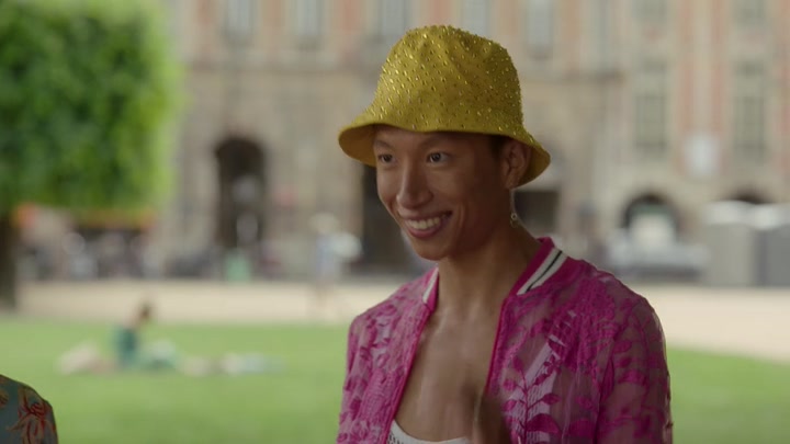 Emily_in_Paris_S02E07_WEBRip_x264-ION10_1863.jpg