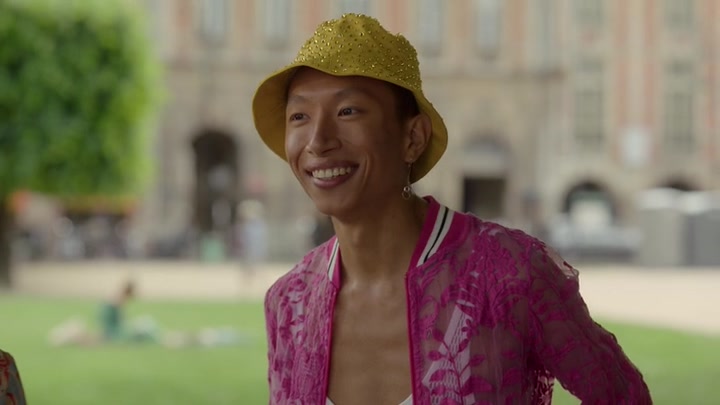 Emily_in_Paris_S02E07_WEBRip_x264-ION10_1864.jpg