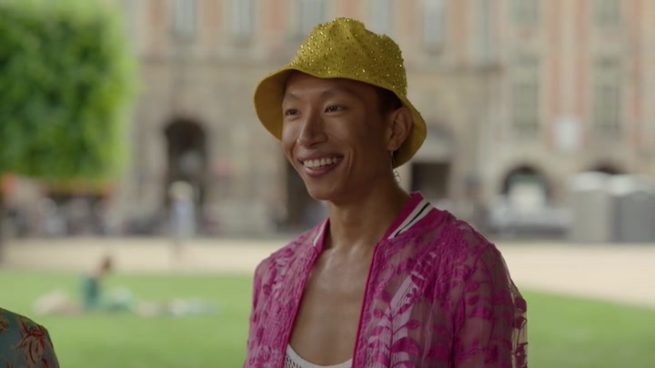 Emily_in_Paris_S02E07_WEBRip_x264-ION10_1865.jpg