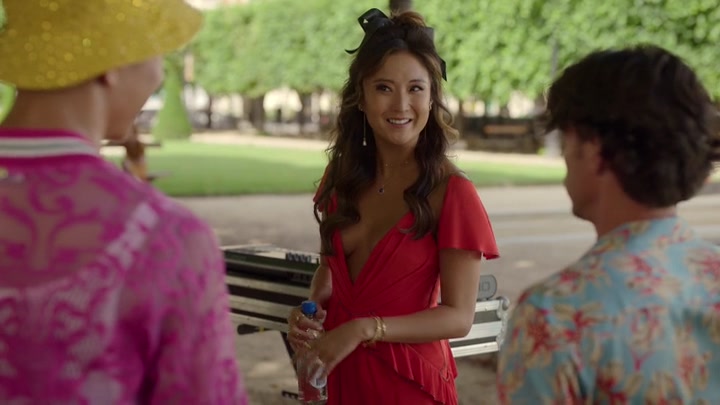 Emily_in_Paris_S02E07_WEBRip_x264-ION10_1869.jpg