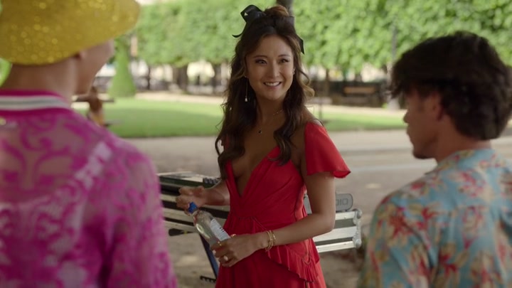 Emily_in_Paris_S02E07_WEBRip_x264-ION10_1870.jpg