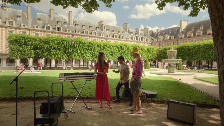 Emily_in_Paris_S02E07_WEBRip_x264-ION10_1872.jpg