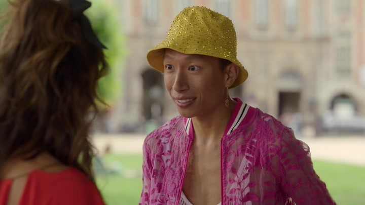 Emily_in_Paris_S02E07_WEBRip_x264-ION10_1877.jpg