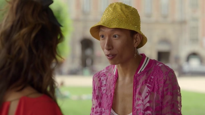 Emily_in_Paris_S02E07_WEBRip_x264-ION10_1878.jpg