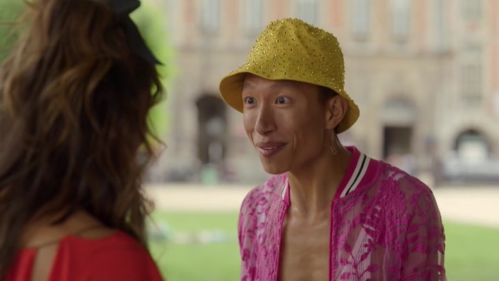 Emily_in_Paris_S02E07_WEBRip_x264-ION10_1879.jpg