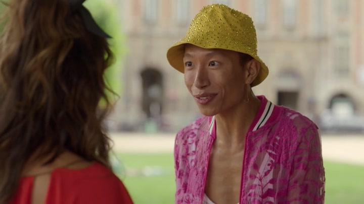 Emily_in_Paris_S02E07_WEBRip_x264-ION10_1881.jpg