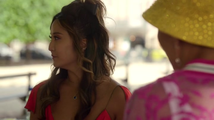 Emily_in_Paris_S02E07_WEBRip_x264-ION10_1884.jpg