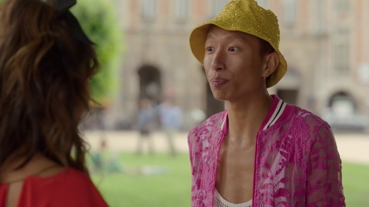 Emily_in_Paris_S02E07_WEBRip_x264-ION10_1888.jpg