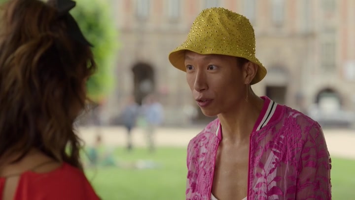 Emily_in_Paris_S02E07_WEBRip_x264-ION10_1889.jpg