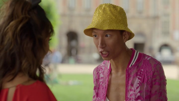 Emily_in_Paris_S02E07_WEBRip_x264-ION10_1892.jpg
