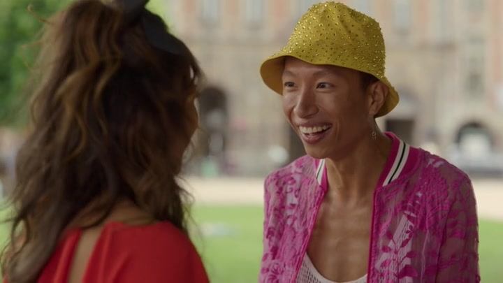 Emily_in_Paris_S02E07_WEBRip_x264-ION10_1897.jpg