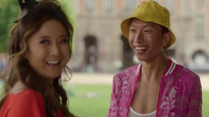 Emily_in_Paris_S02E07_WEBRip_x264-ION10_1898.jpg