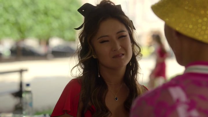 Emily_in_Paris_S02E07_WEBRip_x264-ION10_1902.jpg