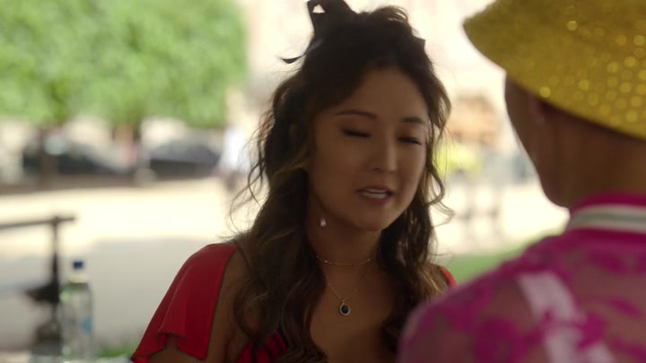 Emily_in_Paris_S02E07_WEBRip_x264-ION10_1903.jpg