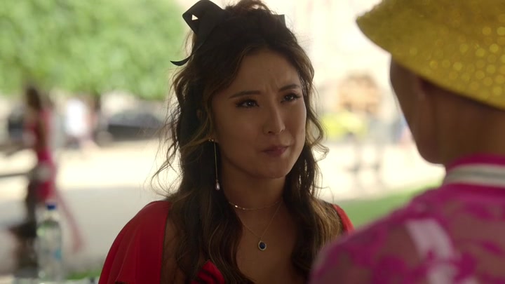 Emily_in_Paris_S02E07_WEBRip_x264-ION10_1907.jpg