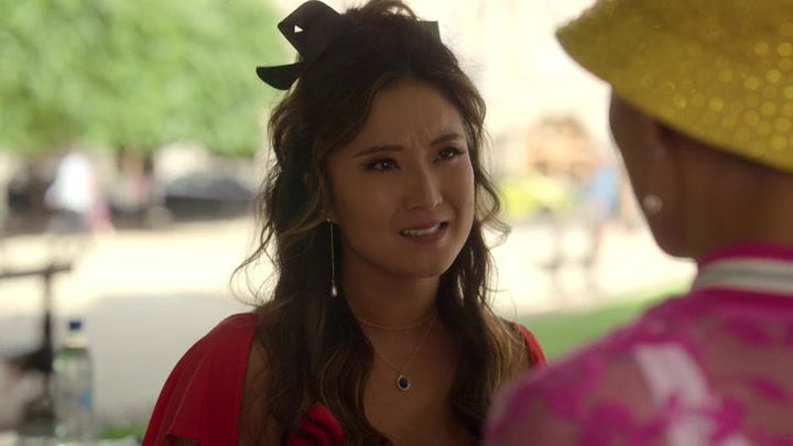 Emily_in_Paris_S02E07_WEBRip_x264-ION10_1908.jpg