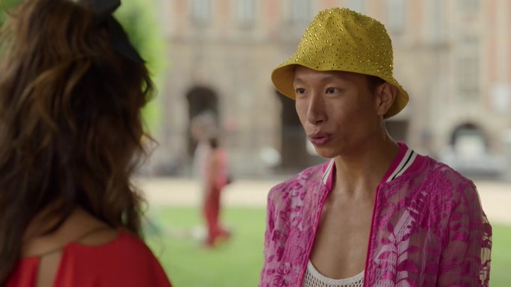 Emily_in_Paris_S02E07_WEBRip_x264-ION10_1910.jpg