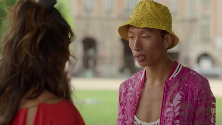 Emily_in_Paris_S02E07_WEBRip_x264-ION10_1912.jpg