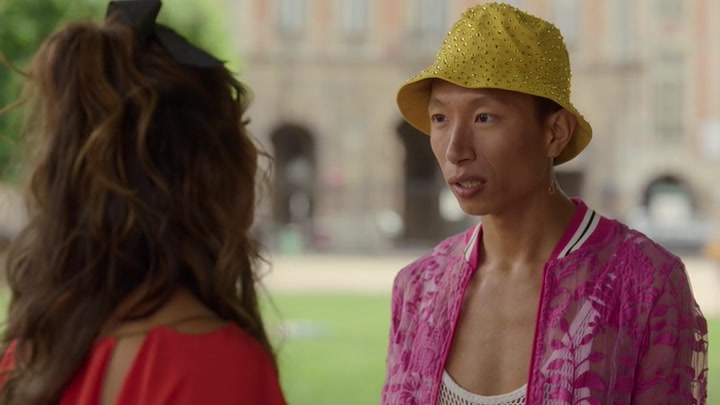 Emily_in_Paris_S02E07_WEBRip_x264-ION10_1913.jpg