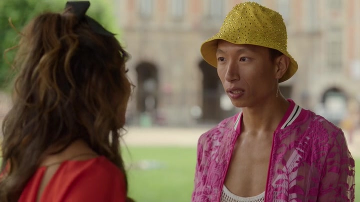 Emily_in_Paris_S02E07_WEBRip_x264-ION10_1914.jpg