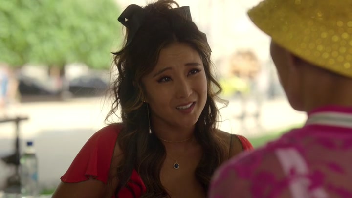 Emily_in_Paris_S02E07_WEBRip_x264-ION10_1919.jpg