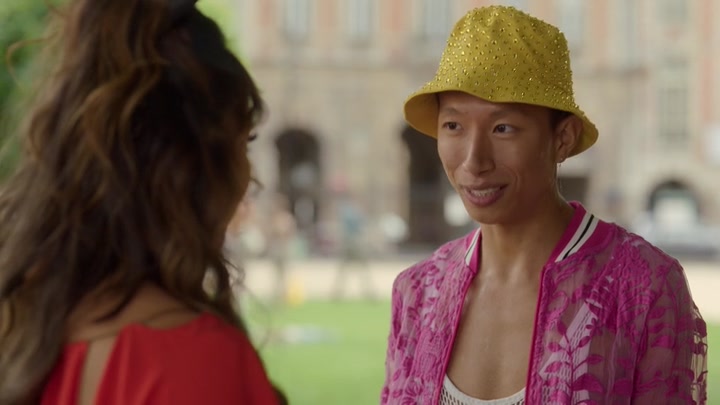 Emily_in_Paris_S02E07_WEBRip_x264-ION10_1921.jpg