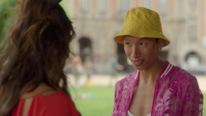 Emily_in_Paris_S02E07_WEBRip_x264-ION10_1922.jpg