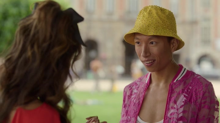 Emily_in_Paris_S02E07_WEBRip_x264-ION10_1924.jpg