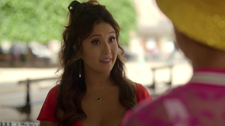 Emily_in_Paris_S02E07_WEBRip_x264-ION10_1925.jpg