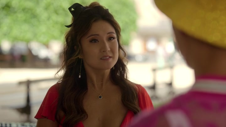 Emily_in_Paris_S02E07_WEBRip_x264-ION10_1927.jpg