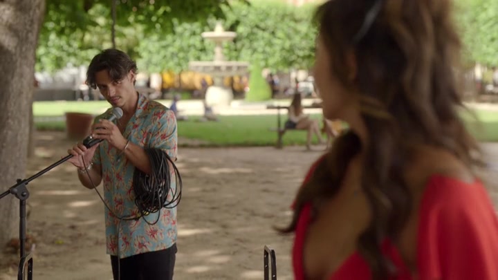Emily_in_Paris_S02E07_WEBRip_x264-ION10_1933.jpg