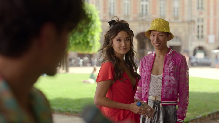 Emily_in_Paris_S02E07_WEBRip_x264-ION10_1938.jpg