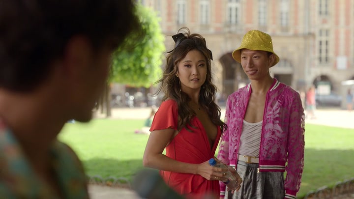 Emily_in_Paris_S02E07_WEBRip_x264-ION10_1940.jpg
