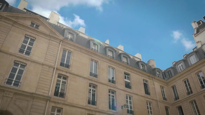 Emily_in_Paris_S02E07_WEBRip_x264-ION10_1943.jpg